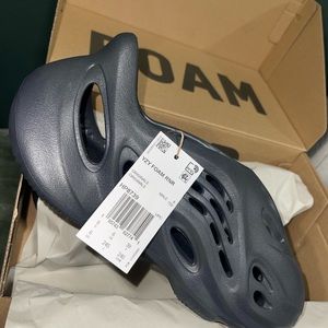 Yeezy Foam Runners Grey